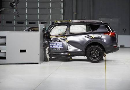 Toyota RAV4 recibe "pobre" como calificación en prueba de impacto 