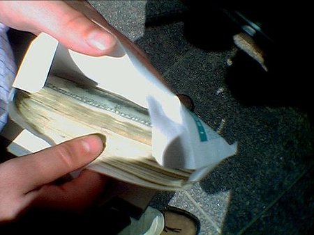 ¿Pueden las empresas bajar el sueldo a sus trabajadores?