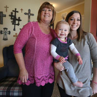 Una mujer que fue madre subrogada celebra el primer cumpleaños de la nieta que ella misma dio a luz