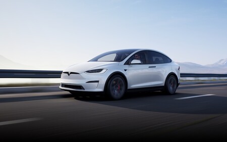 El nuevo Tesla Model X es ahora un poderoso SUV con 1.020 CV que hace el 0-100 km/h en la mitad de tiempo que el Mercedes EQC