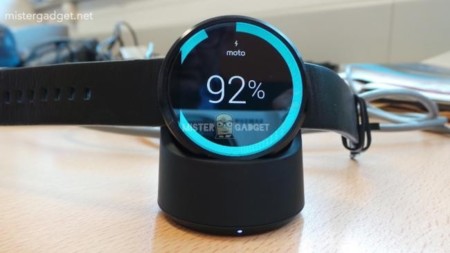 Moto 360, su estación de carga inalámbrica y sensor de frecuencia cardíaca en imágenes