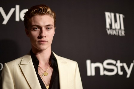 Lucky Blue Smith hace suyo el look a blanco y negro para los InStyle Awards