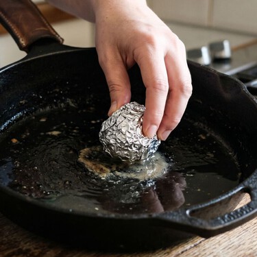 El truco para darle una nueva vida a tu sartén de hierro forjado: sin lastimarlo y usando solo aluminio
 