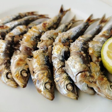 El truco infalible para saber el punto de cocción perfecto de las sardinas: hay que mirarlas a los ojos