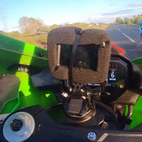 Impactante: Desafiando a la muerte en una Kawasaki Ninja ZX-10R a más de 320 km/h en la North West 200 con un dedo roto