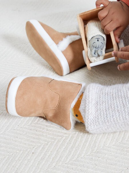 Armario Capsula Bebe Botas1