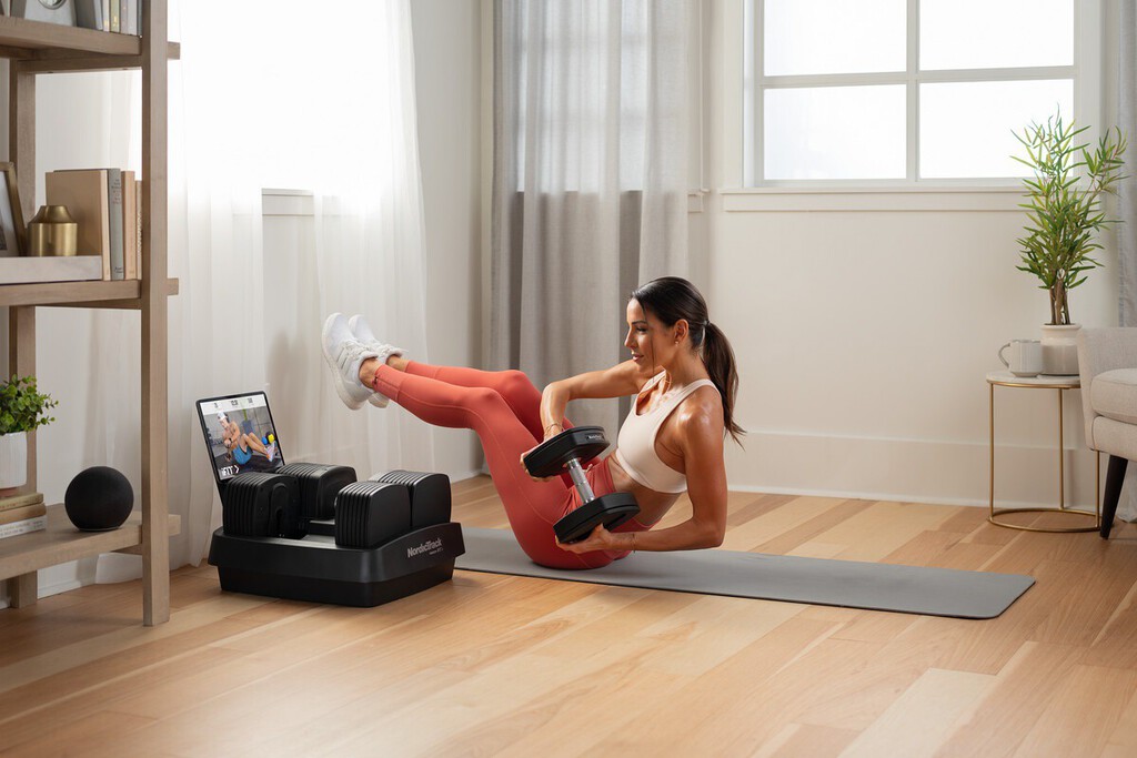 Estas mancuernas se conectan con Alexa y gracias a comandos de voz permiten cambiar el peso para cada ejercicio