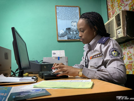 Policía haciendo atestado accidente en Cuba