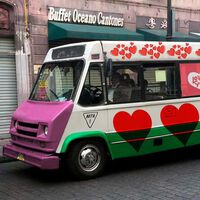 Podríamos ser tu y yo, pero te freseas: el Microbús del Amor en CDMX dará un tour por "hoteles temáticos", pulquerías y más este fin de semana