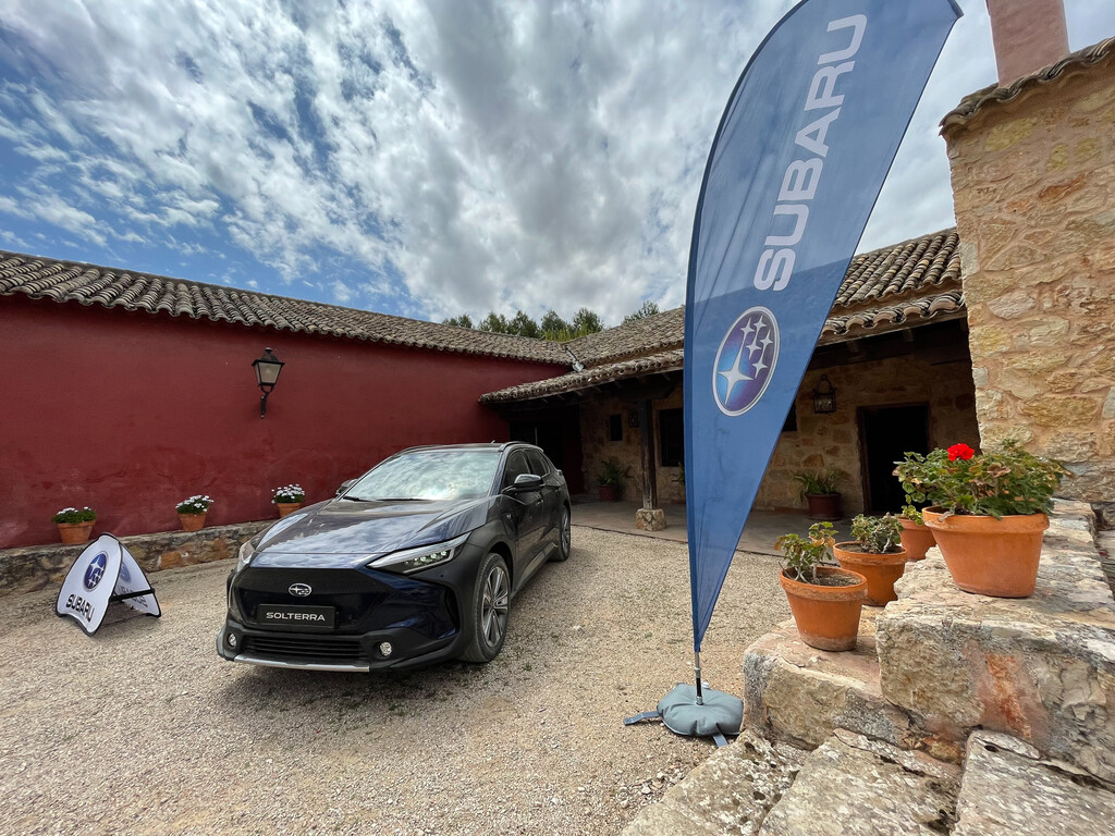 Subaru Solterra, primeras impresiones: su primer SUV eléctrico quiere dejar atrás el asfalto