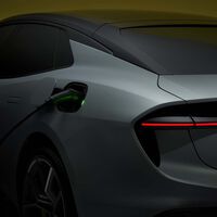 China compró una marca mítica de deportivos ligeros para vender solo coches eléctricos. Dos años después ya están pensando en volver a los motores de gasolina