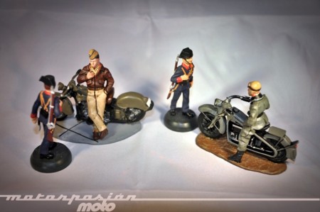 Soldados en motocicleta