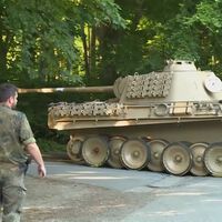 Un jubilado alemán guardó un Panzer de la Segunda Guerra Mundial en su refugio nuclear, y ahora los jueces debaten cuál será el castigo: "Estuvo dando vueltas por el barrio montado en esa cosa"