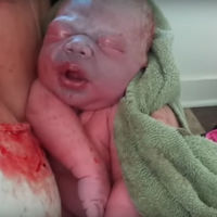 El increíble parto voluntariamente desasistido de un bebé de más de 4 kilos 