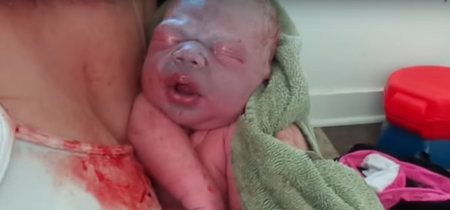 El increíble parto voluntariamente desasistido de un bebé de más de 4 kilos 