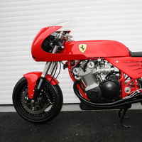 Esta es la única moto oficial de Ferrari: tiene 3.000 horas de trabajo y 24 años a sus espaldas