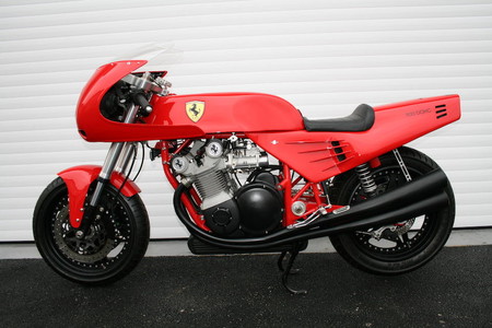 Esta es la única moto oficial de Ferrari: tiene 3.000 horas de trabajo y 24 años a sus espaldas