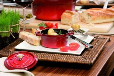 Vas a morir de amor con las mini cocottes de Staub para tu cocina