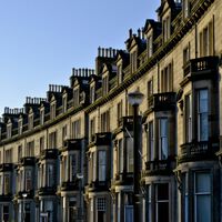 En 1832 Reino Unido se dio cuenta de que no tenía mucho sol. Desde entonces una ley obliga a que las casas tengan buena luz 