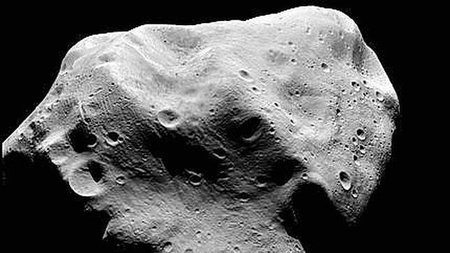 ¿Podría un asteroide impactar en la Luna y precipitarla hacia la Tierra?
