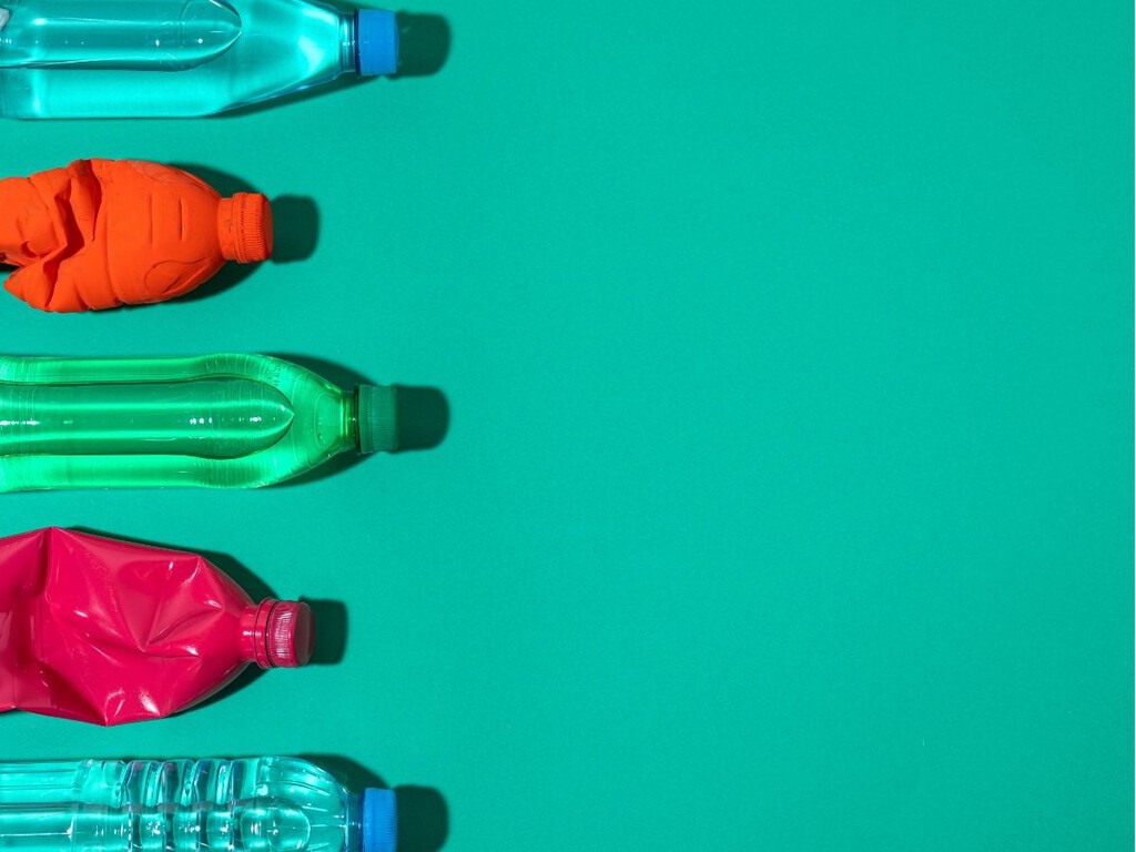 Cómo convertir latas y botellas en organizadores útiles para casa sin gastar nada