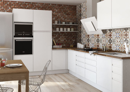 Una cocina luminosa y actual: los muebles blancos son tendencia