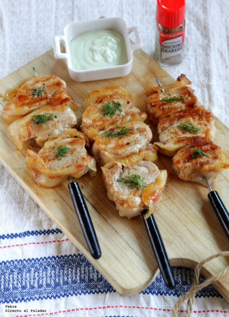 Brochetas de solomillo de cerdo con especias japonesas. Receta de aperitivo