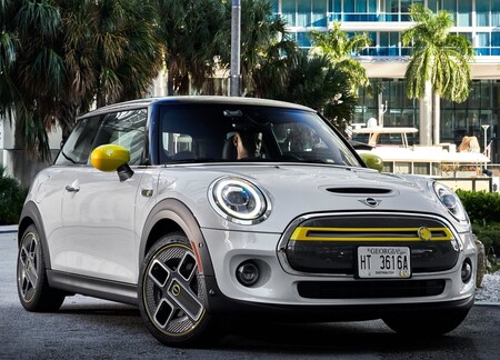 El MINI Cooper SE ya tiene precio en México: Todo el estilo, manejo ágil y espíritu joven en formato eléctrico