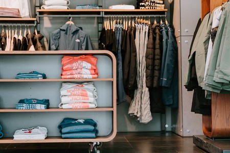 Google añade una sección de ropa en sus búsquedas para facilitar encontrar prendas