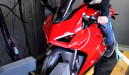 Ducati Panigale V4 R versus V2: las de Borgo Panigale enfrentadas en el banco de potencia