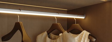 Para iluminar el armario no hacen falta cables ni luces. Así se instalan los percheros LED