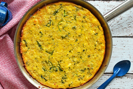 Frittata de pasta, arúgula y queso de cabra. Receta para la cena