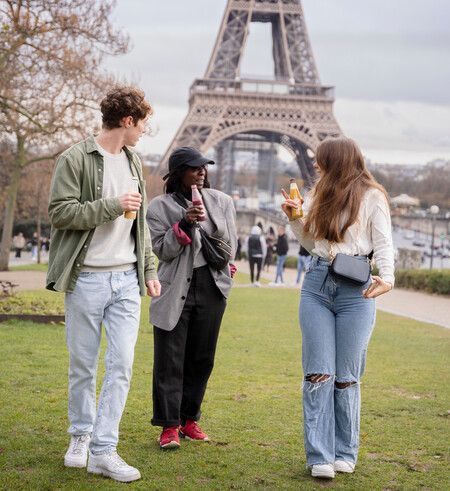 Full Shot Friends With Drinks Paris