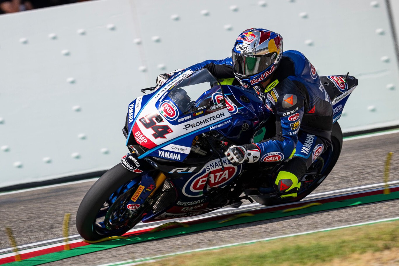 Toprak Razgatlioglu aprovecha una caída de Álvaro Bautista para ganar su primera carrera larga en Imola