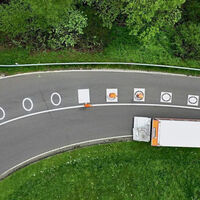 Un invento súper simple lleva tres años salvando vidas de motoristas en Europa. Ahora va a llegar a España 