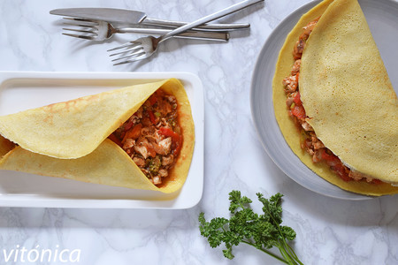 Crêpes salados rellenos de pollo y verduras: receta saludable