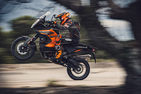 La KTM 1290 Super Adventure S se desmarca con un radar delantero, los mismos 160 CV y un precio de 19.199 euros