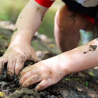 El polémico vídeo de una madre que fomenta que su bebé coma arena, piedras o palos