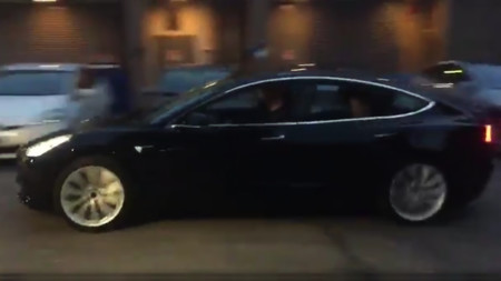 Elon Musk desvela el definitivo Tesla Model 3 tuiteando el vídeo de una unidad preserie