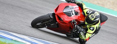 Probamos la Ducati Panigale V2: 155 CV de equilibrio bicilíndrico que te hace sentir piloto