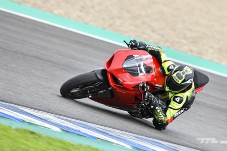 Probamos la Ducati Panigale V2: 155 CV de equilibrio bicilíndrico que te hace sentir piloto