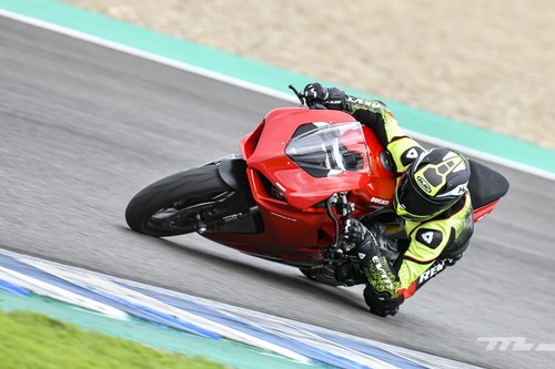 Probamos la Ducati Panigale V2: 155 CV de equilibrio bicilíndrico que te hace sentir piloto