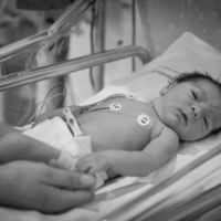 15 preciosas fotos hechas por un padre cuyo bebé estuvo ingresado en la unidad de neonatos 