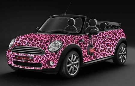 Mini Katy Perry, vestido de leopardo rosa por una buena causa