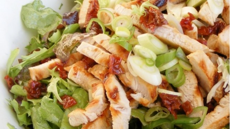Cómo añadir proteínas a la ensalada