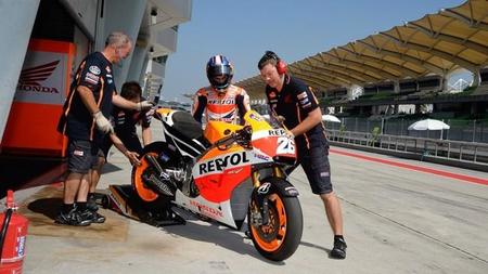 Dani Pedrosa y sus mecánicos a la salida del box