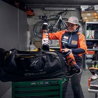 Mucha equipación y una medalla: Laia Sanz enseña parte de sus 150 kg de equipaje para el Dakar 2019 