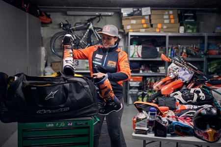 Mucha equipación y una medalla: Laia Sanz enseña parte de sus 150 kg de equipaje para el Dakar 2019