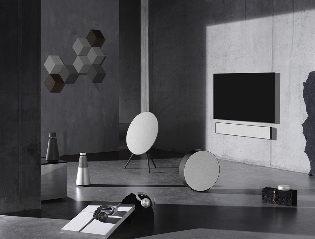 Bang & Olufsen vuelve a renovar el diseño de su gama de altavoces y auriculares con la Colección Contrast