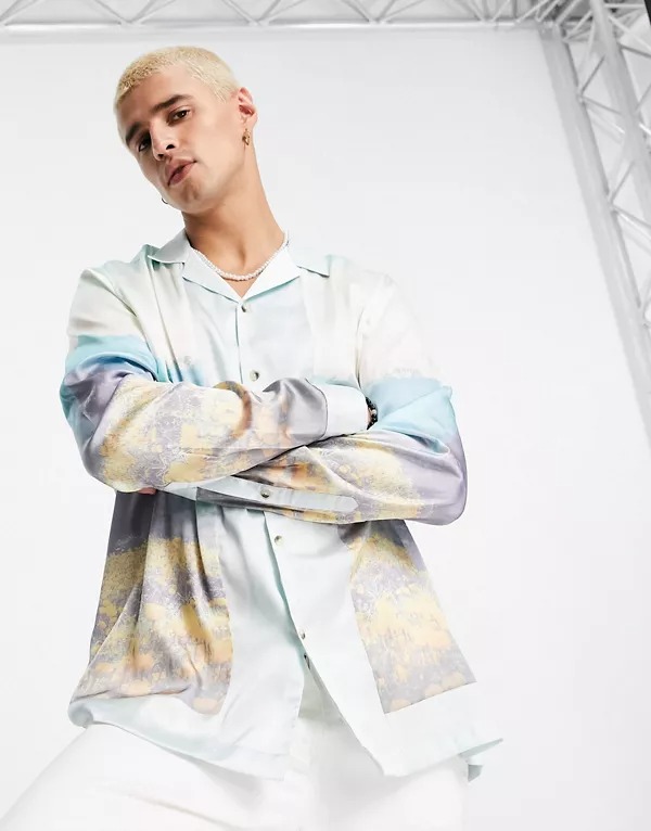 Camisa holgada con cuello de solapas y estampado de paisaje de satén de ASOS DESIGN